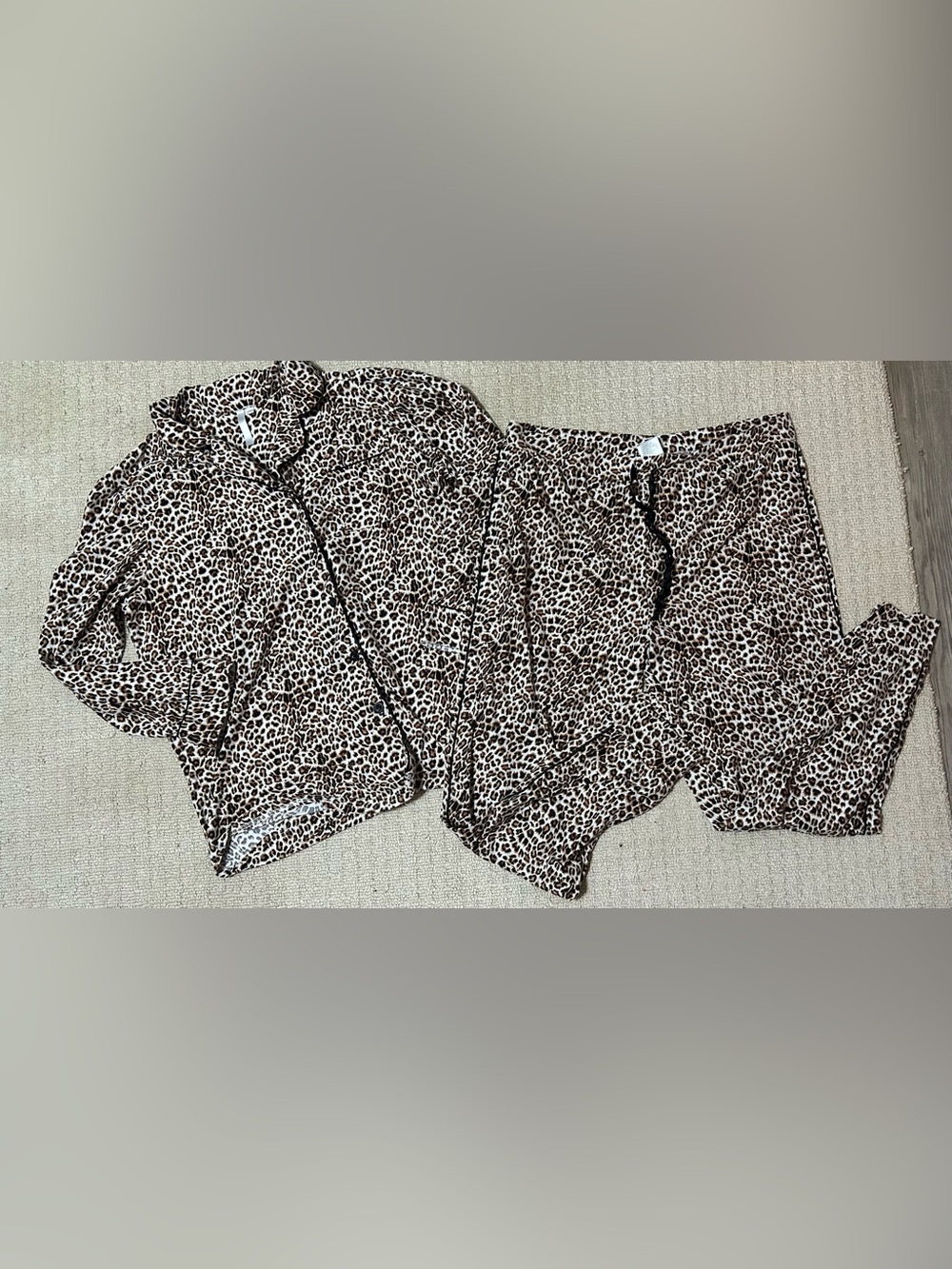 Women’s Leopard Print 2 pc pajama Set XL Button Front Long Sleeve Lounge Set